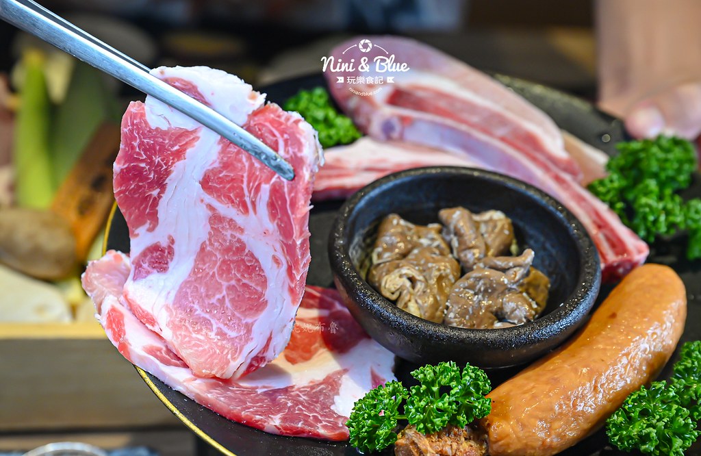 軌道車送餐的燒肉吃到飽，厚切牛排、小豬燒、生食級干貝吃到爽