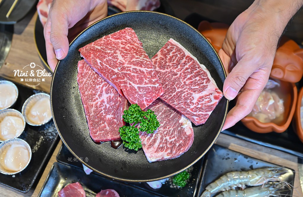 軌道車送餐的燒肉吃到飽，厚切牛排、小豬燒、生食級干貝吃到爽