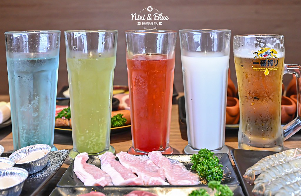 軌道車送餐的燒肉吃到飽，厚切牛排、小豬燒、生食級干貝吃到爽