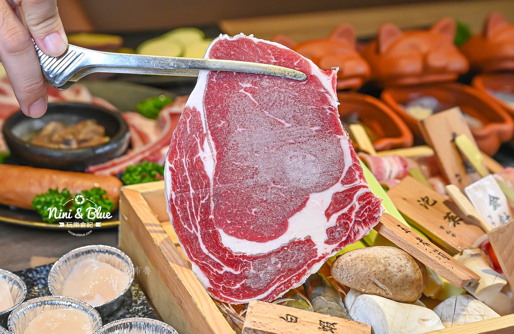 軌道車送餐的燒肉吃到飽，厚切牛排、小豬燒、生食級干貝吃到爽