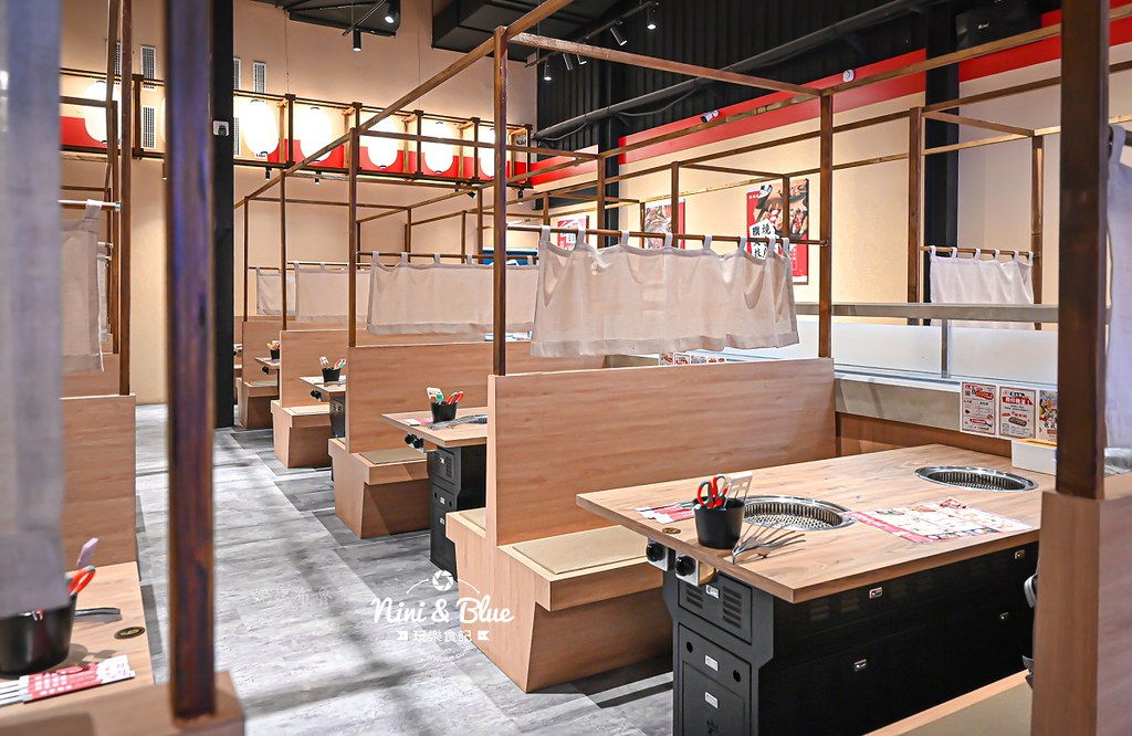 軌道車送餐的燒肉吃到飽，厚切牛排、小豬燒、生食級干貝吃到爽