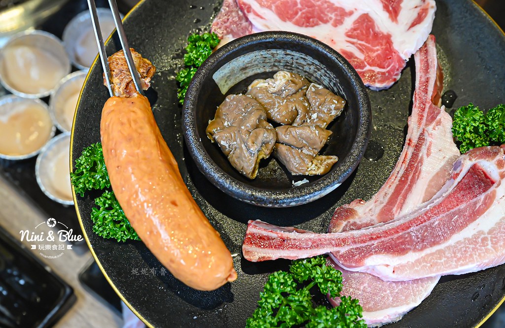 軌道車送餐的燒肉吃到飽，厚切牛排、小豬燒、生食級干貝吃到爽