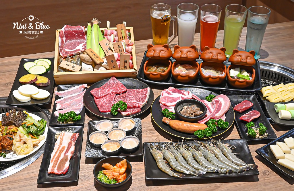 軌道車送餐的燒肉吃到飽，厚切牛排、小豬燒、生食級干貝吃到爽