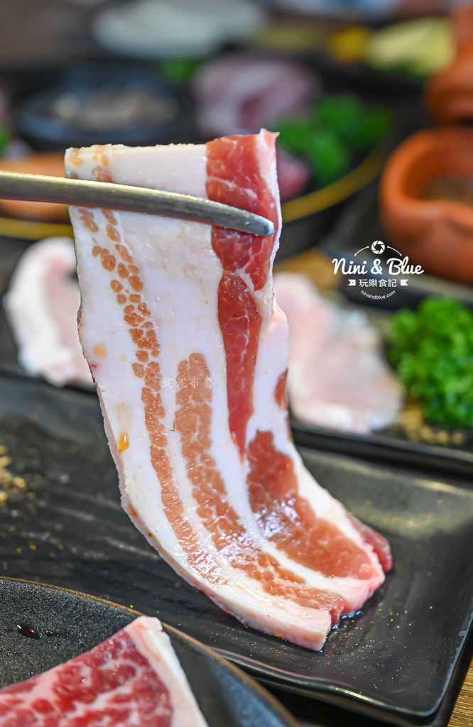 軌道車送餐的燒肉吃到飽，厚切牛排、小豬燒、生食級干貝吃到爽