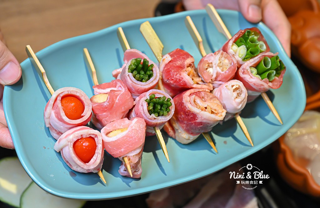 軌道車送餐的燒肉吃到飽，厚切牛排、小豬燒、生食級干貝吃到爽