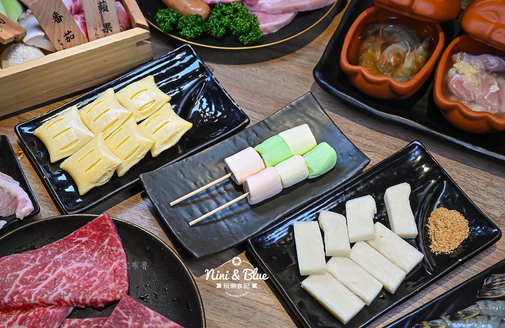 軌道車送餐的燒肉吃到飽，厚切牛排、小豬燒、生食級干貝吃到爽