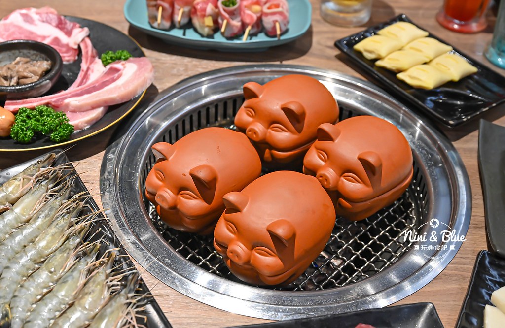 軌道車送餐的燒肉吃到飽，厚切牛排、小豬燒、生食級干貝吃到爽