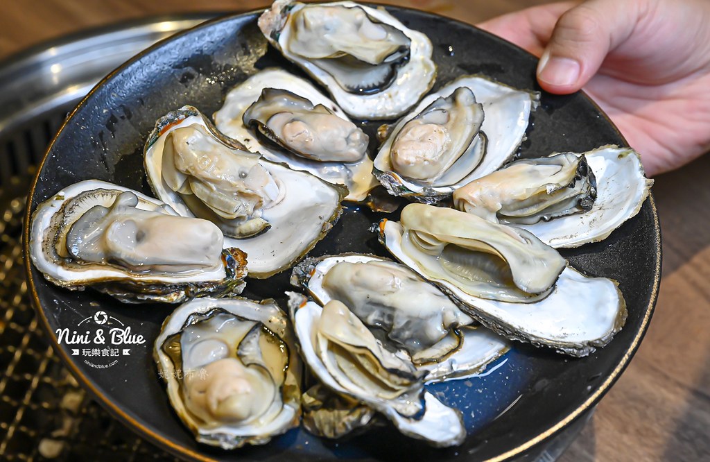 軌道車送餐的燒肉吃到飽，厚切牛排、小豬燒、生食級干貝吃到爽