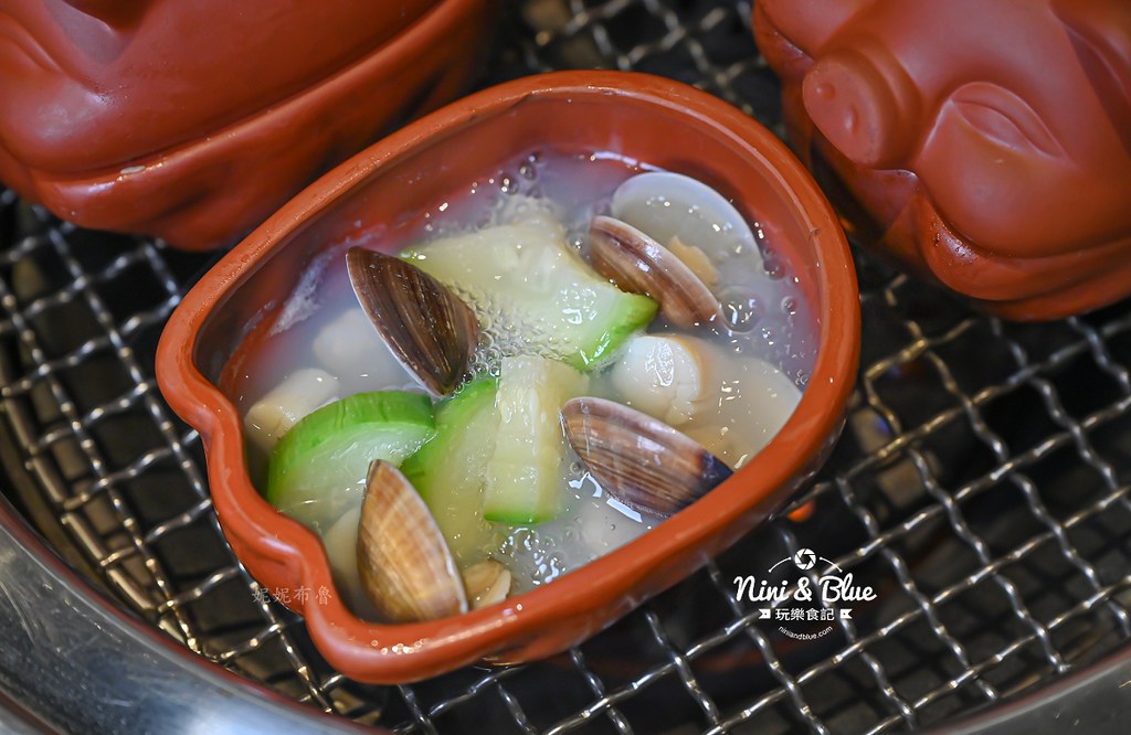 軌道車送餐的燒肉吃到飽，厚切牛排、小豬燒、生食級干貝吃到爽