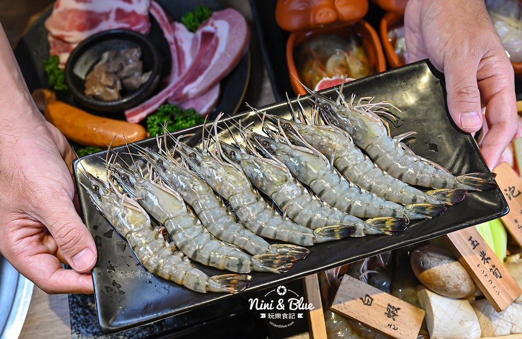 軌道車送餐的燒肉吃到飽，厚切牛排、小豬燒、生食級干貝吃到爽