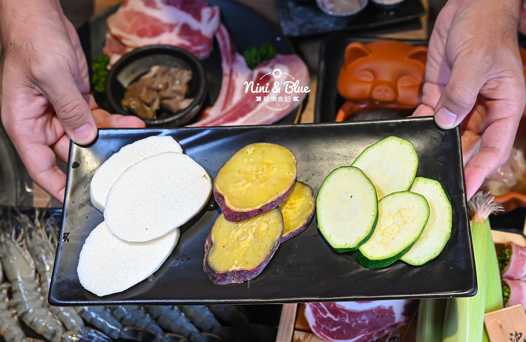 軌道車送餐的燒肉吃到飽，厚切牛排、小豬燒、生食級干貝吃到爽