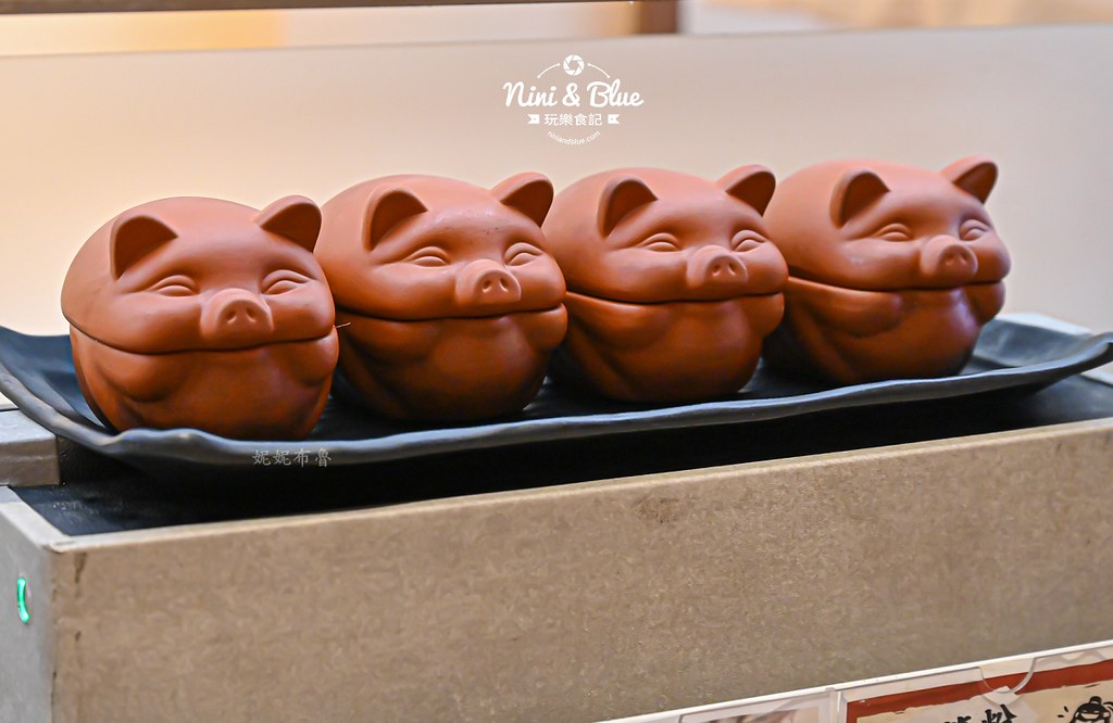 軌道車送餐的燒肉吃到飽，厚切牛排、小豬燒、生食級干貝吃到爽