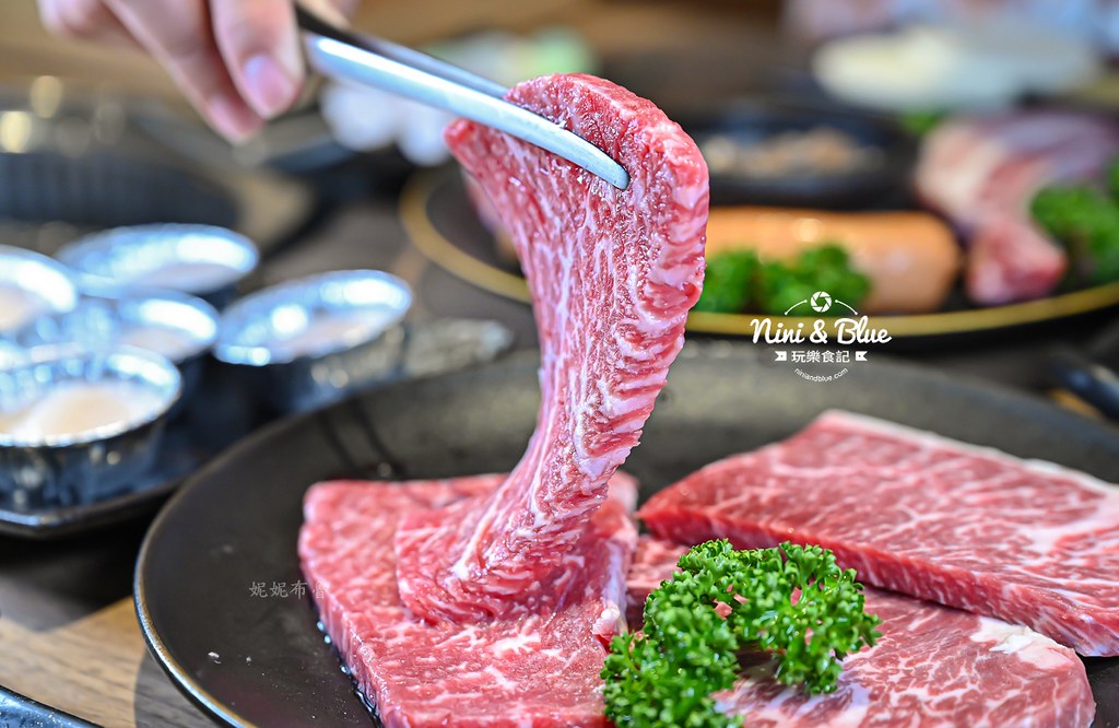 軌道車送餐的燒肉吃到飽，厚切牛排、小豬燒、生食級干貝吃到爽