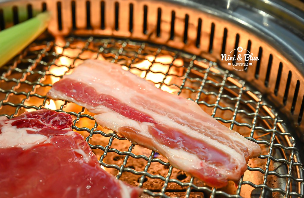 軌道車送餐的燒肉吃到飽，厚切牛排、小豬燒、生食級干貝吃到爽
