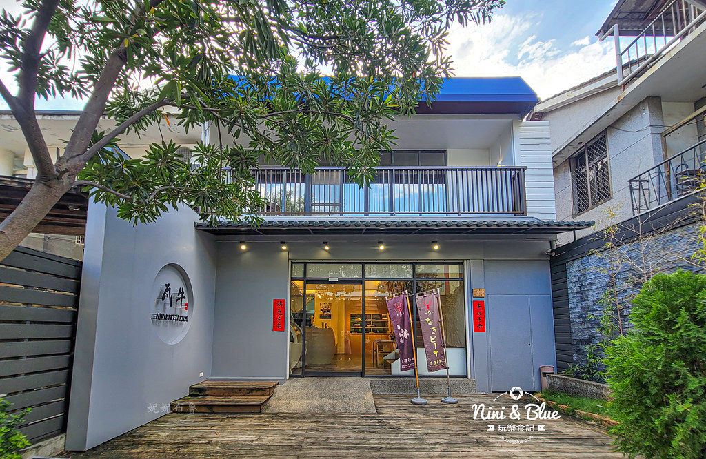 軌道車送餐的燒肉吃到飽，厚切牛排、小豬燒、生食級干貝吃到爽