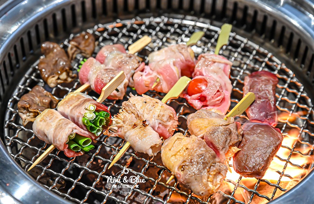 軌道車送餐的燒肉吃到飽，厚切牛排、小豬燒、生食級干貝吃到爽