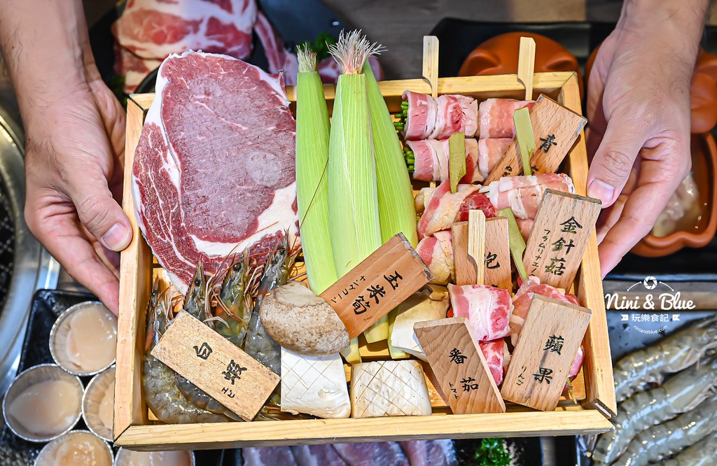 軌道車送餐的燒肉吃到飽，厚切牛排、小豬燒、生食級干貝吃到爽