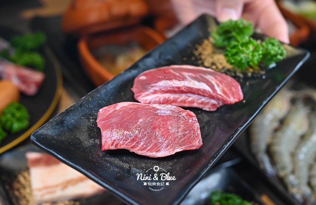 軌道車送餐的燒肉吃到飽，厚切牛排、小豬燒、生食級干貝吃到爽