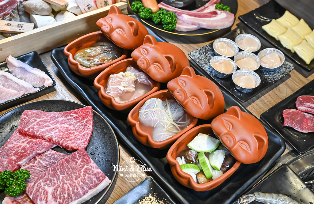 軌道車送餐的燒肉吃到飽，厚切牛排、小豬燒、生食級干貝吃到爽