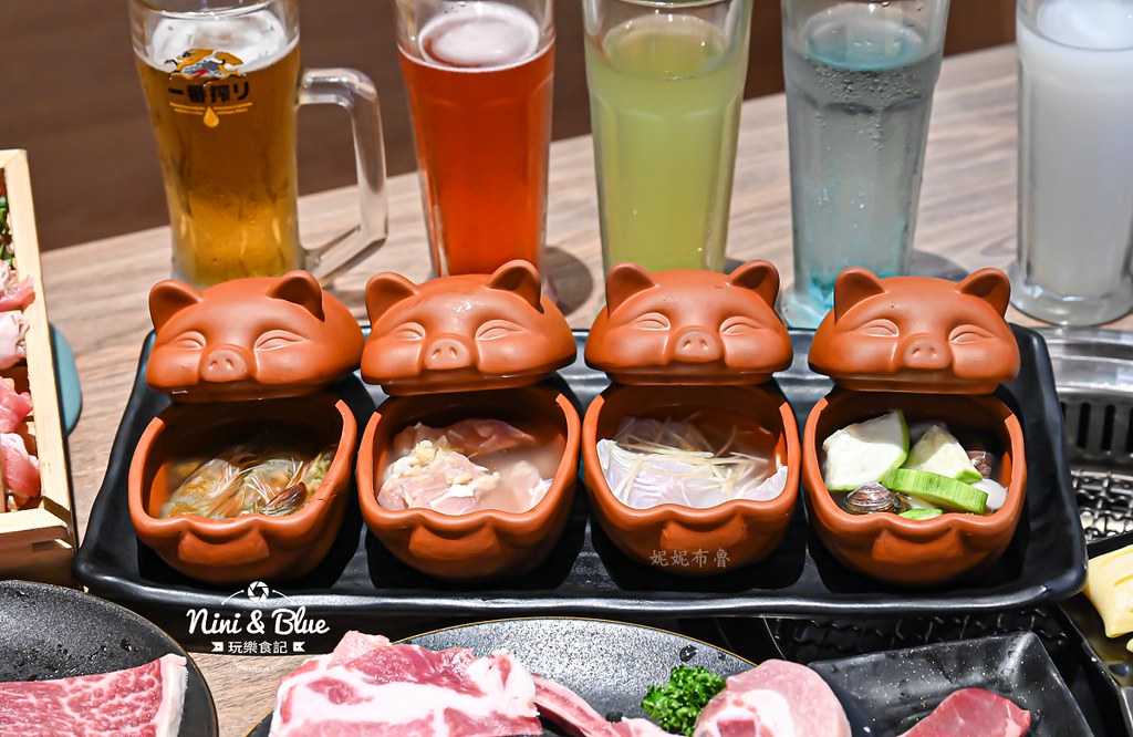 軌道車送餐的燒肉吃到飽，厚切牛排、小豬燒、生食級干貝吃到爽