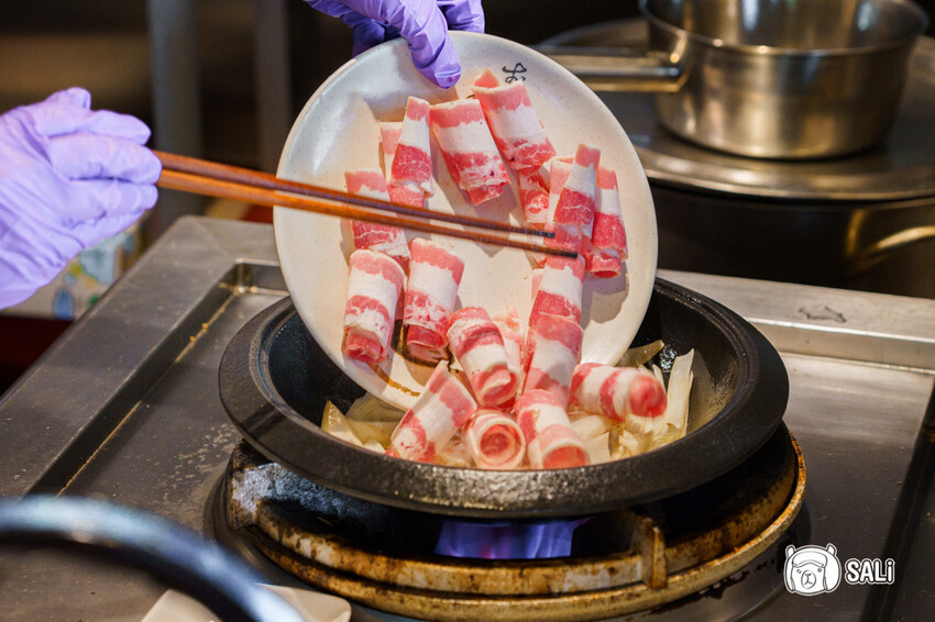 久桃石頭火鍋|台中勤美火鍋推薦,蔬果大骨雞骨乳白高湯現炒爆香,下午時段不休息 - 莎笠,小日子