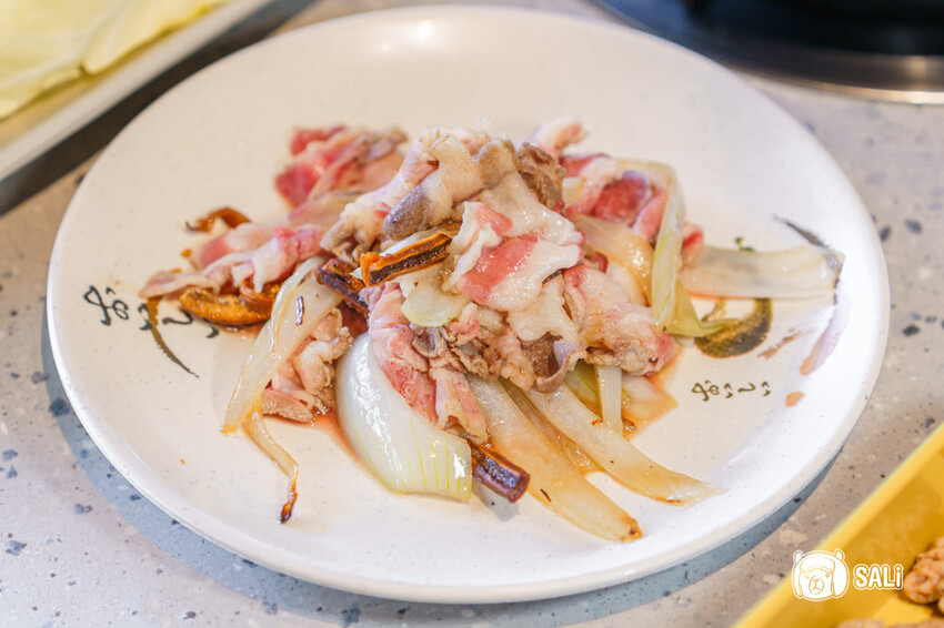 久桃石頭火鍋|台中勤美火鍋推薦,蔬果大骨雞骨乳白高湯現炒爆香,下午時段不休息 - 莎笠,小日子