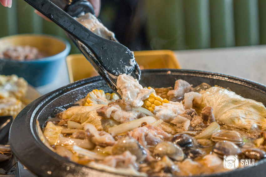 久桃石頭火鍋|台中勤美火鍋推薦,蔬果大骨雞骨乳白高湯現炒爆香,下午時段不休息 - 莎笠,小日子