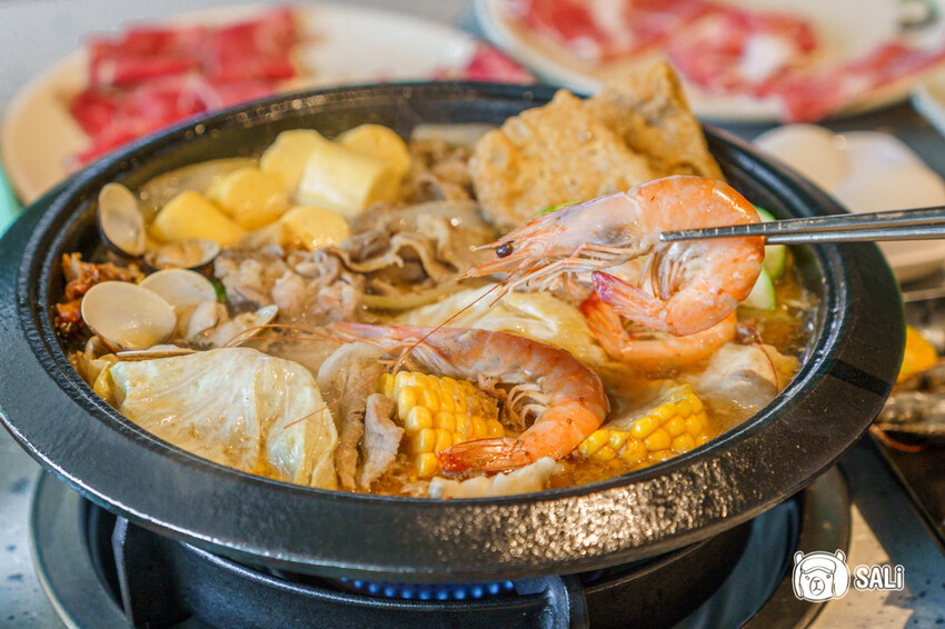 久桃石頭火鍋|台中勤美火鍋推薦,蔬果大骨雞骨乳白高湯現炒爆香,下午時段不休息 - 莎笠,小日子