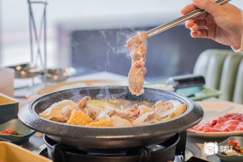 久桃石頭火鍋|台中勤美火鍋推薦,蔬果大骨雞骨乳白高湯現炒爆香,下午時段不休息 - 莎笠,小日子