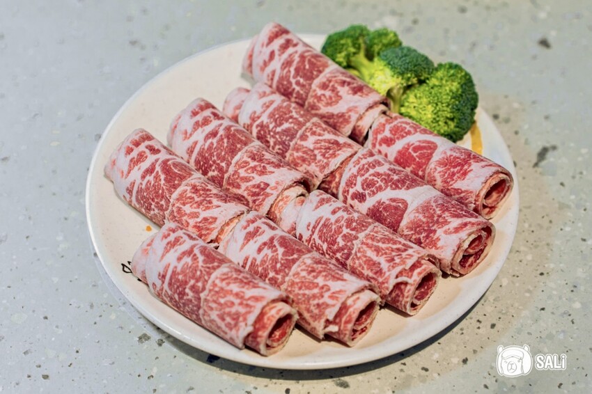 久桃石頭火鍋|台中勤美火鍋推薦,蔬果大骨雞骨乳白高湯現炒爆香,下午時段不休息 - 莎笠,小日子