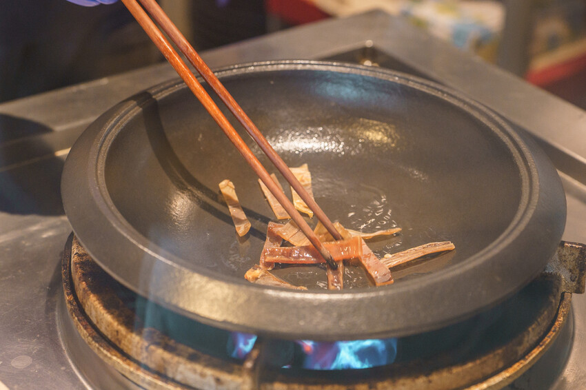 久桃石頭火鍋|台中勤美火鍋推薦,蔬果大骨雞骨乳白高湯現炒爆香,下午時段不休息 - 莎笠,小日子