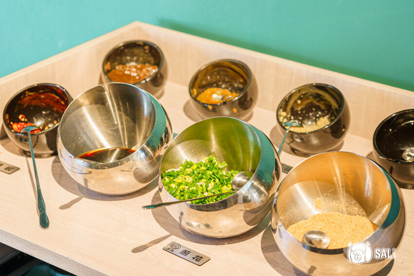 久桃石頭火鍋|台中勤美火鍋推薦,蔬果大骨雞骨乳白高湯現炒爆香,下午時段不休息 - 莎笠,小日子