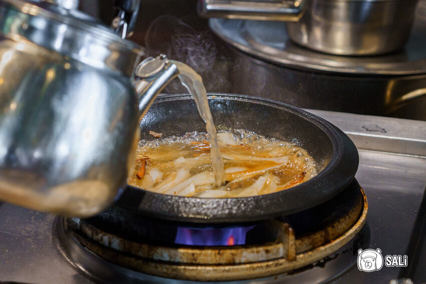 久桃石頭火鍋|台中勤美火鍋推薦,蔬果大骨雞骨乳白高湯現炒爆香,下午時段不休息 - 莎笠,小日子