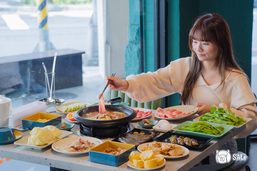 久桃石頭火鍋|台中勤美火鍋推薦,蔬果大骨雞骨乳白高湯現炒爆香,下午時段不休息 - 莎笠,小日子