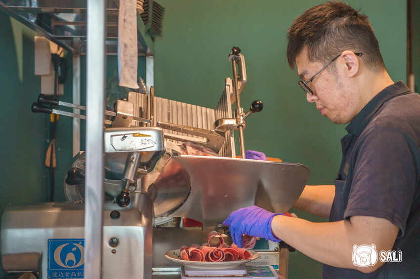 久桃石頭火鍋|台中勤美火鍋推薦,蔬果大骨雞骨乳白高湯現炒爆香,下午時段不休息 - 莎笠,小日子