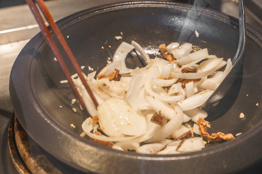 久桃石頭火鍋|台中勤美火鍋推薦,蔬果大骨雞骨乳白高湯現炒爆香,下午時段不休息 - 莎笠,小日子