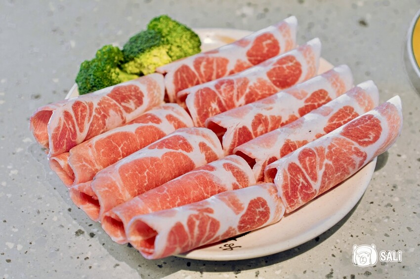 久桃石頭火鍋|台中勤美火鍋推薦,蔬果大骨雞骨乳白高湯現炒爆香,下午時段不休息 - 莎笠,小日子