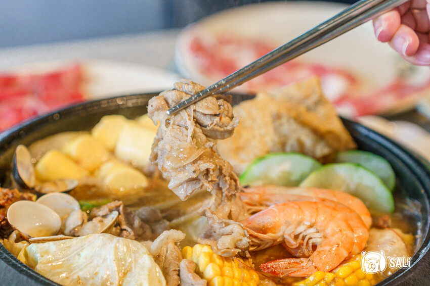 久桃石頭火鍋|台中勤美火鍋推薦,蔬果大骨雞骨乳白高湯現炒爆香,下午時段不休息 - 莎笠,小日子