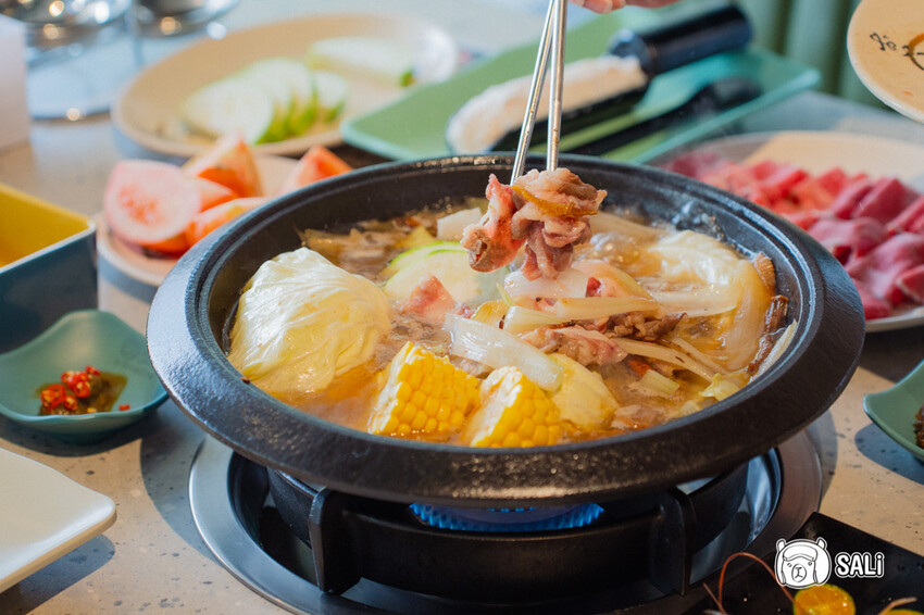 久桃石頭火鍋|台中勤美火鍋推薦,蔬果大骨雞骨乳白高湯現炒爆香,下午時段不休息 - 莎笠,小日子