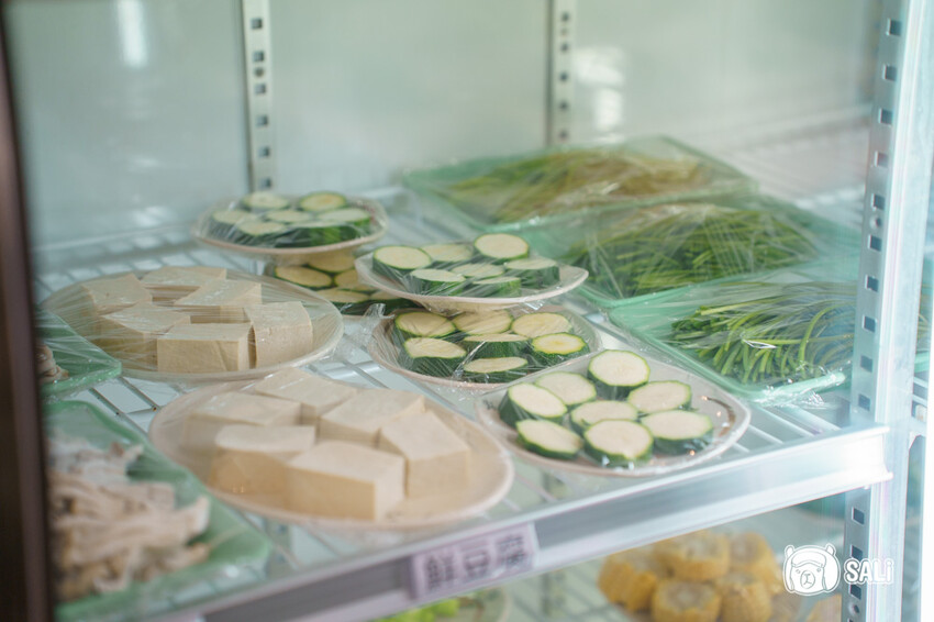 久桃石頭火鍋|台中勤美火鍋推薦,蔬果大骨雞骨乳白高湯現炒爆香,下午時段不休息 - 莎笠,小日子