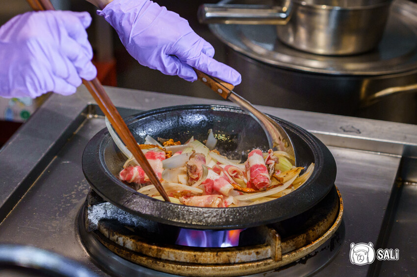 久桃石頭火鍋|台中勤美火鍋推薦,蔬果大骨雞骨乳白高湯現炒爆香,下午時段不休息 - 莎笠,小日子