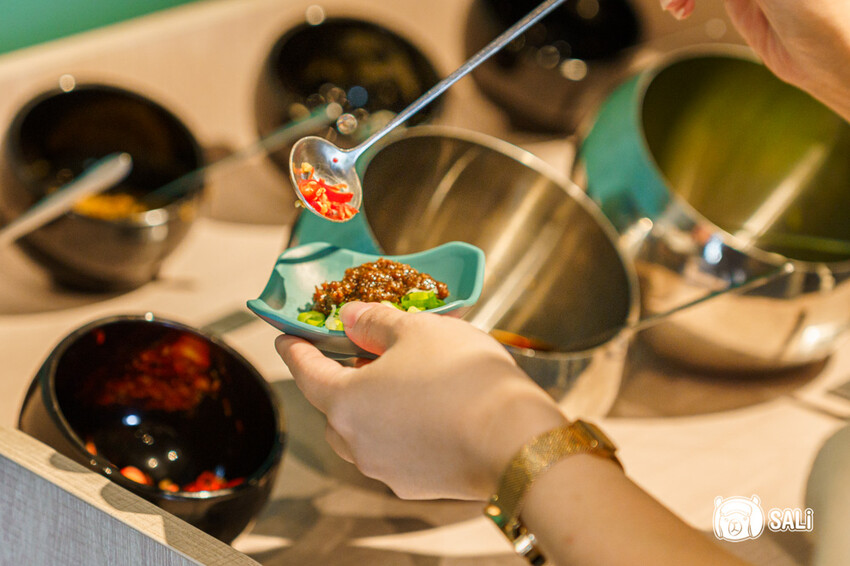 久桃石頭火鍋|台中勤美火鍋推薦,蔬果大骨雞骨乳白高湯現炒爆香,下午時段不休息 - 莎笠,小日子