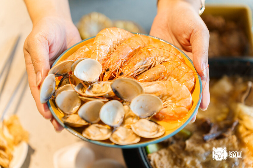 久桃石頭火鍋|台中勤美火鍋推薦,蔬果大骨雞骨乳白高湯現炒爆香,下午時段不休息 - 莎笠,小日子