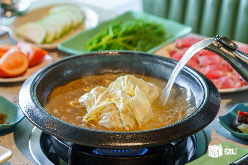 久桃石頭火鍋|台中勤美火鍋推薦,蔬果大骨雞骨乳白高湯現炒爆香,下午時段不休息 - 莎笠,小日子