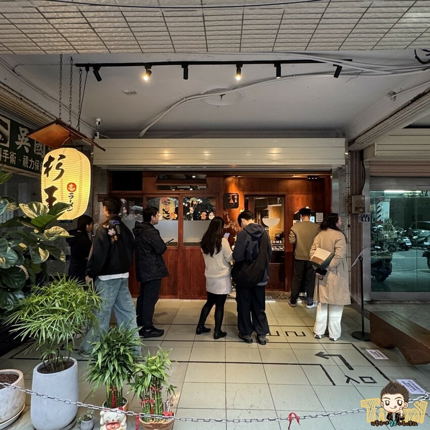 新竹市東區新竹舊城區有年輕帥哥的人氣拉麵名店！ 招牌仙貝濃湯鮮味爆發！ 招牌布丁是必點！-跟著踢小米吃喝玩樂趣