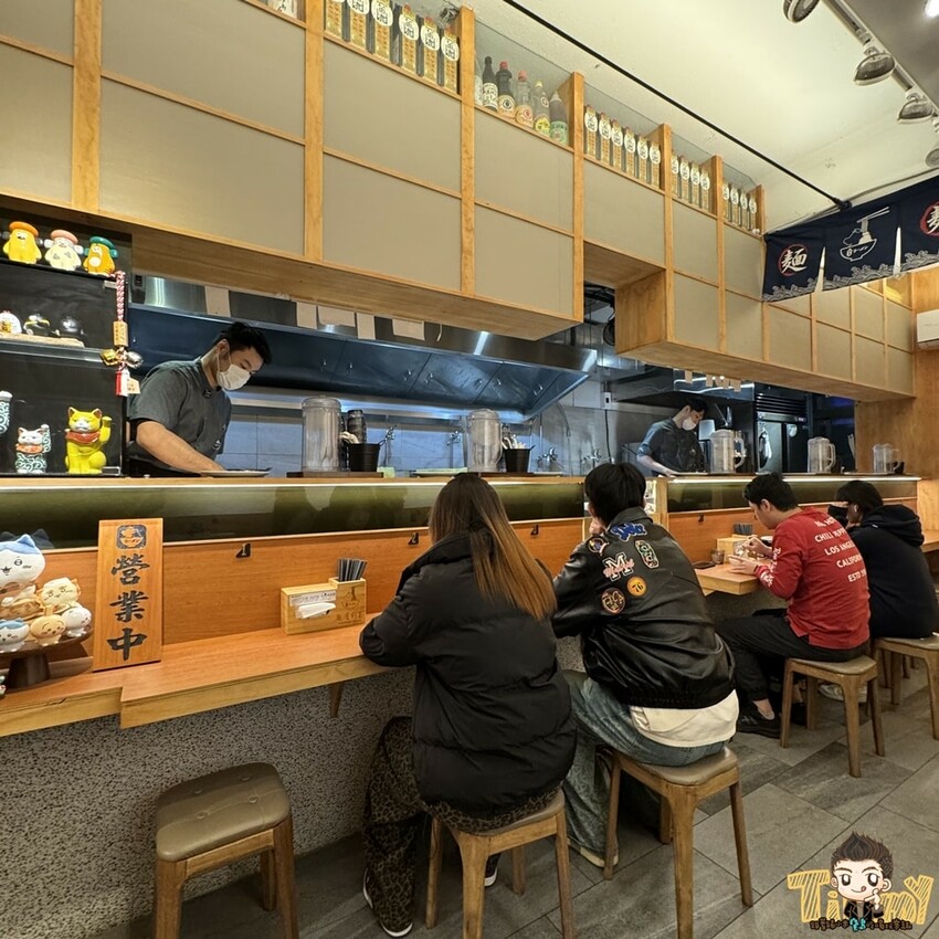 新竹市東區新竹舊城區有年輕帥哥的人氣拉麵名店！ 招牌仙貝濃湯鮮味爆發！ 招牌布丁是必點！-跟著踢小米吃喝玩樂趣