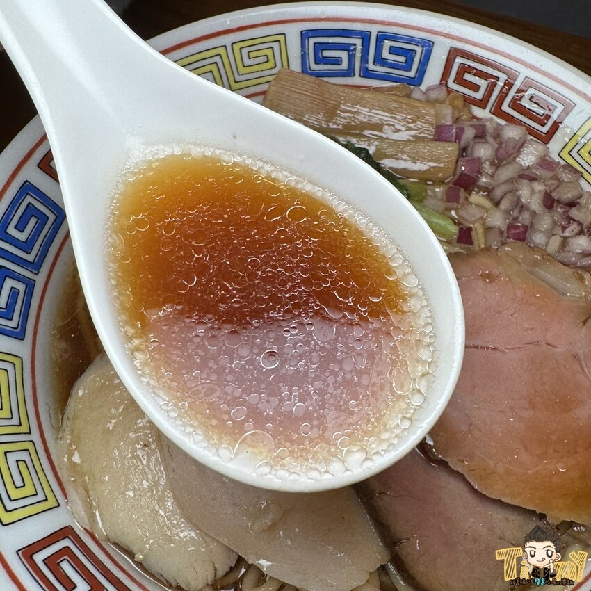 新竹市東區新竹舊城區有年輕帥哥的人氣拉麵名店！ 招牌仙貝濃湯鮮味爆發！ 招牌布丁是必點！-跟著踢小米吃喝玩樂趣
