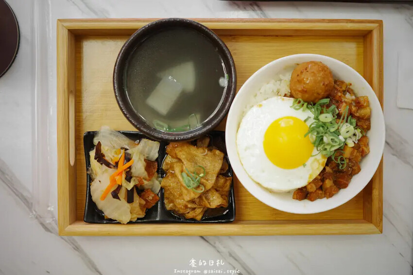 台中逢甲宵夜新選擇！烏竹樓OT Kitchen黑豬肉熱炒，半夜也能吃。