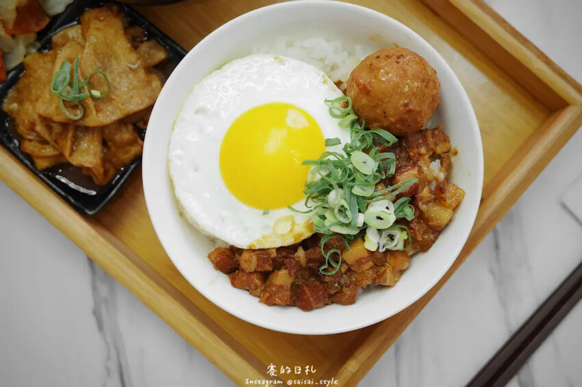 台中逢甲宵夜新選擇！烏竹樓OT Kitchen黑豬肉熱炒，半夜也能吃。