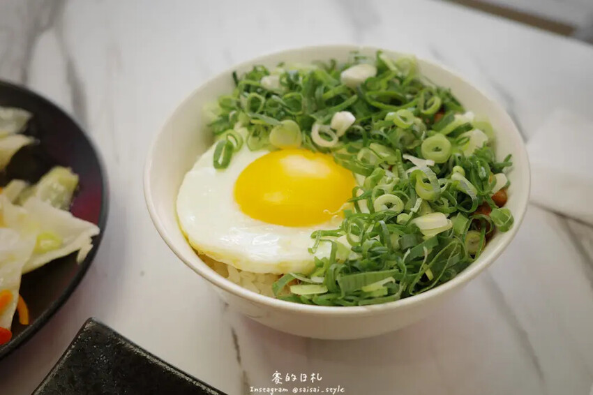 台中逢甲宵夜新選擇！烏竹樓OT Kitchen黑豬肉熱炒，半夜也能吃。